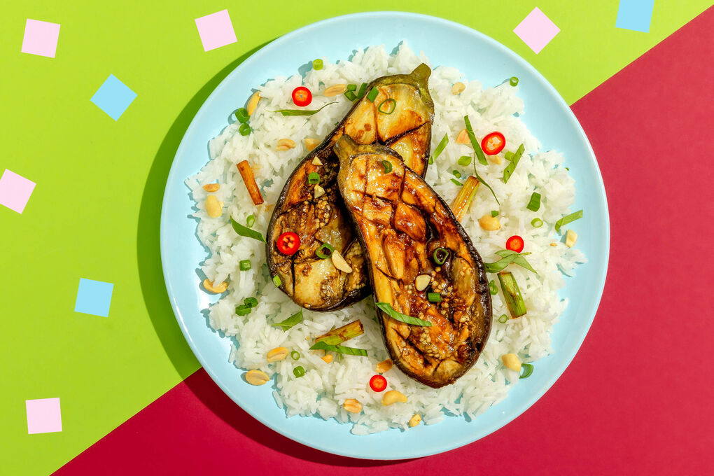 Teriyaki-Aubergine auf Jasminreis mit Thai-Basilikum, Chili und Erdnüssen