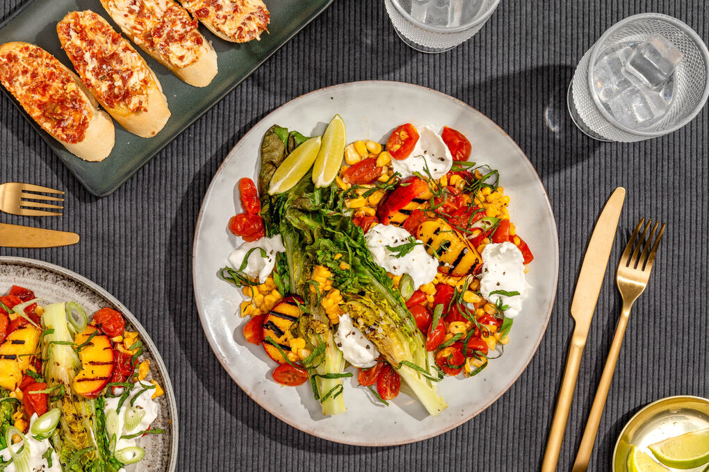 Gegrillter Salat mit Burrata und Mais dazu geröstetes Brot mit Tomatenbutter