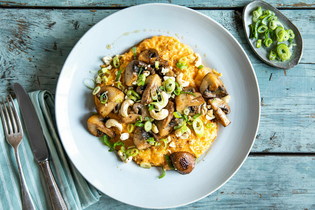 Pilzpfanne auf Selleriestampf Low Carb mit Kimchi und Käse