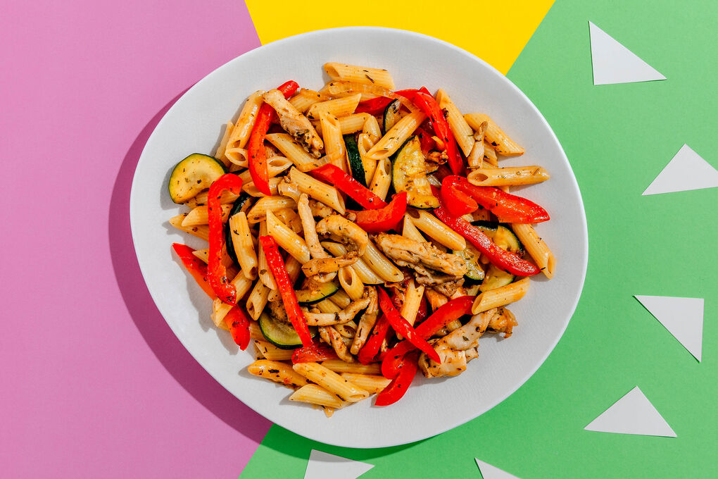 Herzhafte Hähnchenpfanne mit Pasta und buntem Gemüse