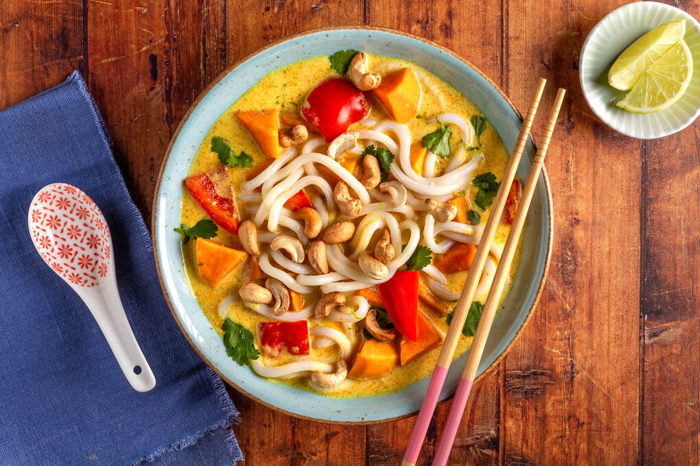 Süßkartoffel-Curry-Suppe mit Kokosmilch und Udon-Nudeln