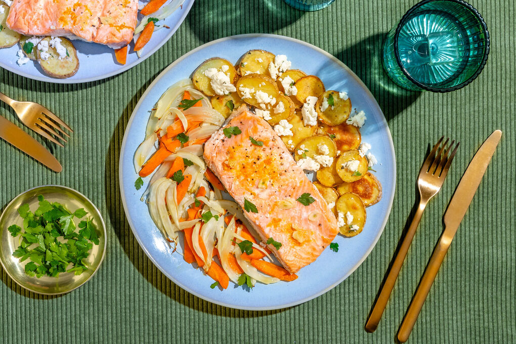 Lachsfilet mit Orange und Feta auf Kartoffeln und Fenchel-Karotten-Gemüse