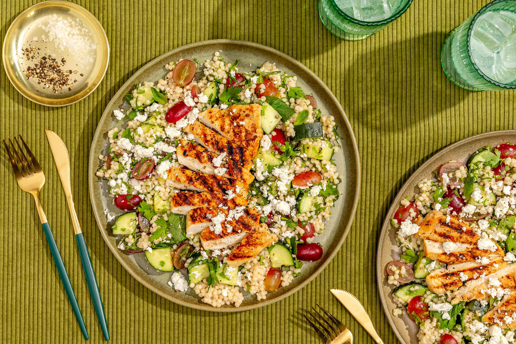 Würzige Bio-Hähnchenbrust vom Grill auf aromatischem Perlencouscous-Trauben-Salat