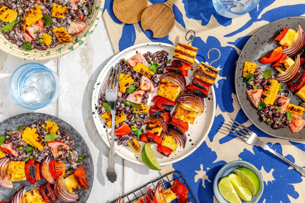 Cajun-Paneerspieße mit gegrilltem Mais und pikantem Bohnensalat