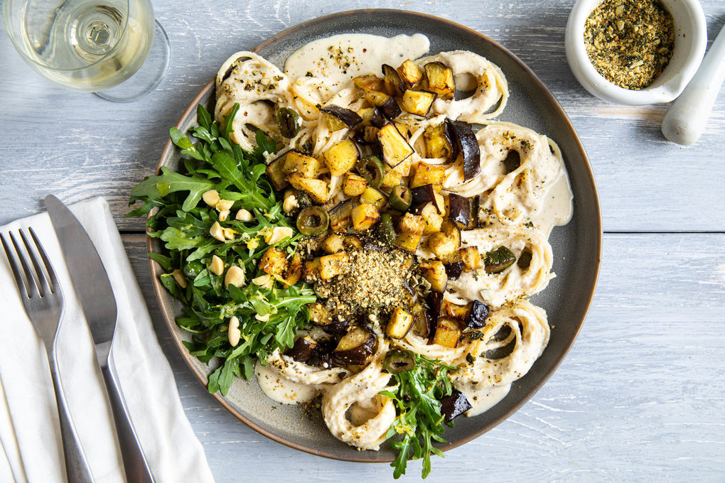 Vegane Pasta mit Auberginen und Mandelcreme, dazu Rucolasalat