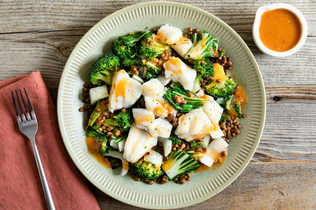 Alaska-Seelachs mit Miso-Ingwer-Sauce dazu Brokkoli-Linsen-Gemüse und Pak Choi