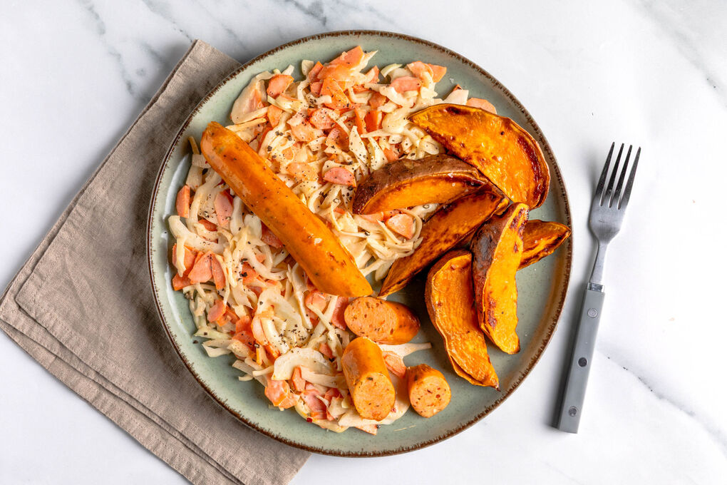 Geflügelwurst mit Süßkartoffeln dazu knackiger Weißkohl-Karotten-Salat