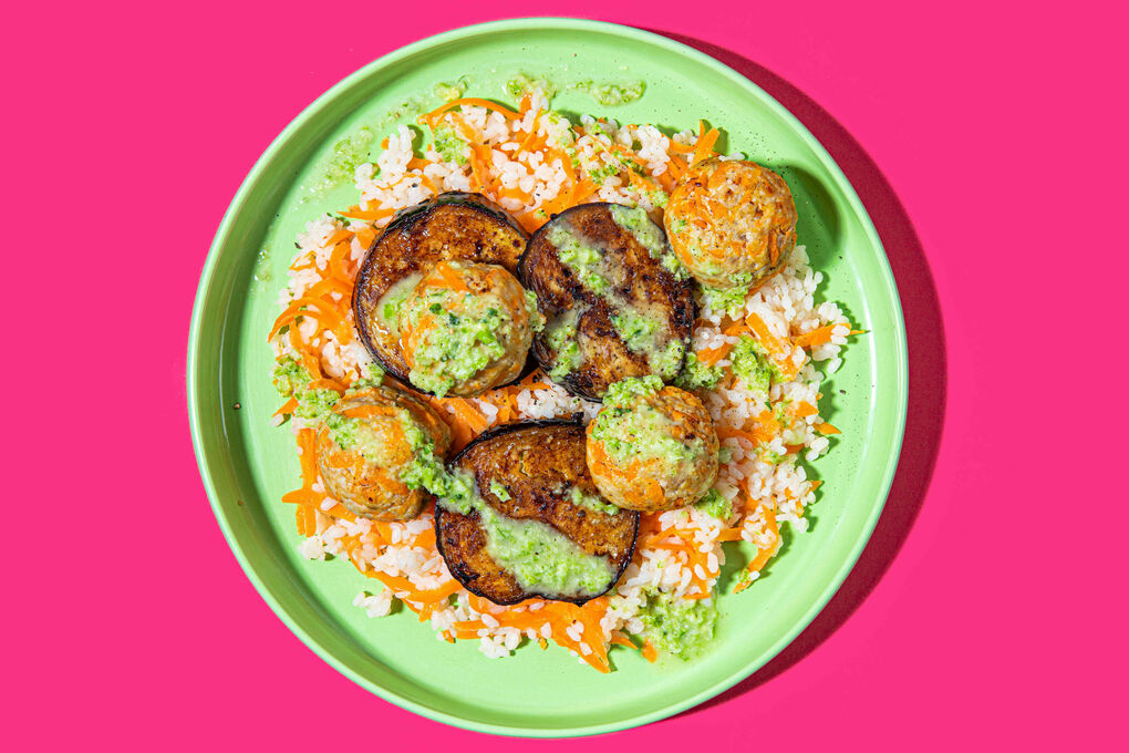 Ingwer-Hackbällchen an gerösteter Aubergine dazu Karottenreis und würzige Vinaigrette