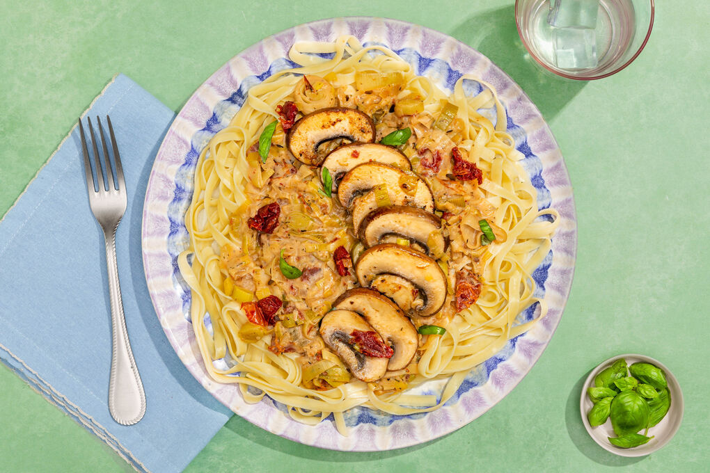 Tagliatelle mit veganer „Marry me“-Pilzsauce mit getrockneten Tomaten und Basilikum