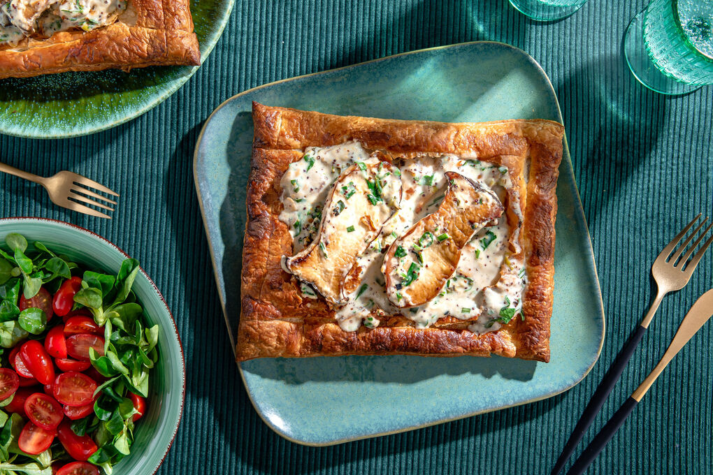 Blätterteigschiffchen mit Veggie-„Hähnchen“ mit Pilzen und Estragon, dazu frischer Salat