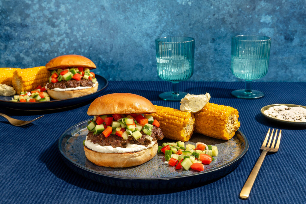 Smashed Burger vom Bio-Rind mit würzigem Maiskolben und Fetacreme