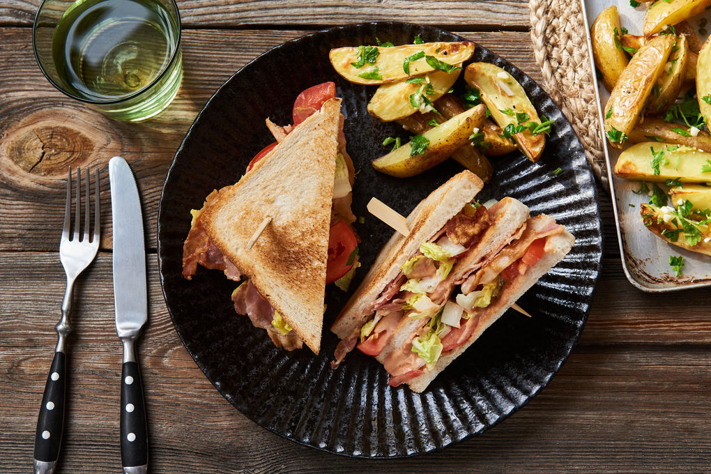 Amerikanisches BLT-Sandwich mit Cremolata-Kartoffeln