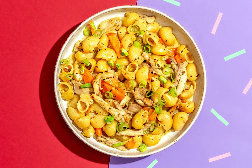 Cremige One-Pot-Hähnchenpasta mit Karotten und Lauchzwiebeln