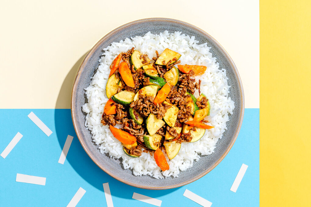 Koreanische Hackfleischpfanne mit Karotten und Zucchini auf Jasminreis