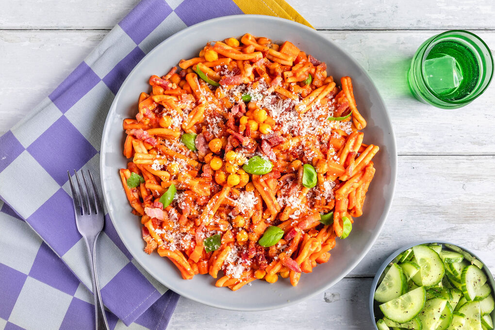 Linsen-Strozzapreti mit Speck dazu Gurkensalat