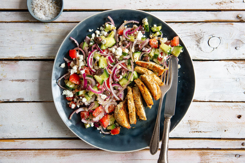 Bio-Hähnchen-Teller griechische Art mit knackigem Bauernsalat mit Feta