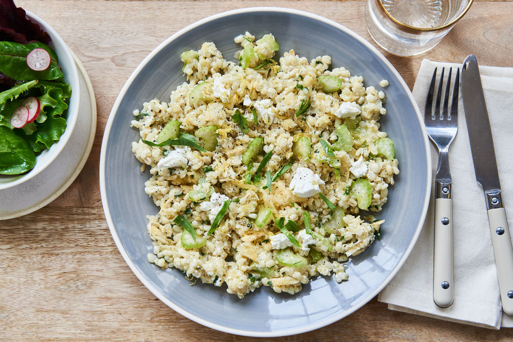 Graupen-Bärlauch-Risotto mit gelber Beete und Ziegenfrischkäse