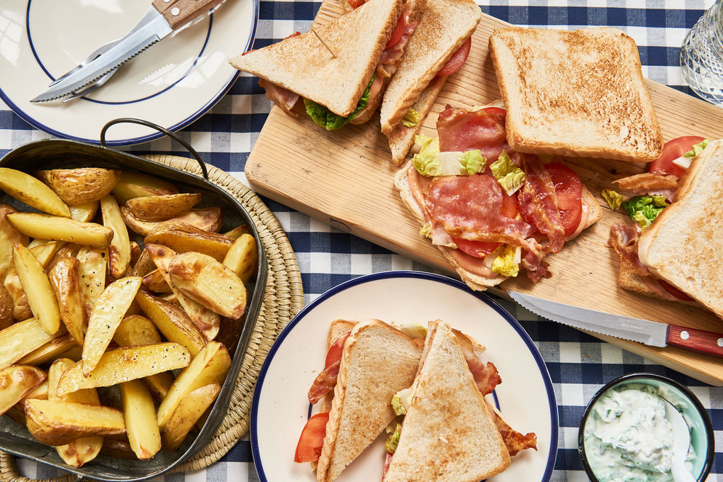 Saftiges Bacon-Sandwich mit Wedges und Kräuterquark