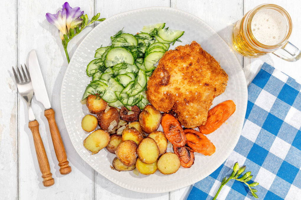 Paniertes Schweinesteak mit Bratkartoffeln dazu Karotten und Gurkensalat mit Dill