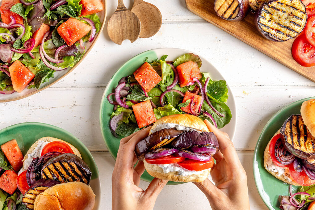 Auberginenburger vom Grill mit Greek White und Wassermelonensalat