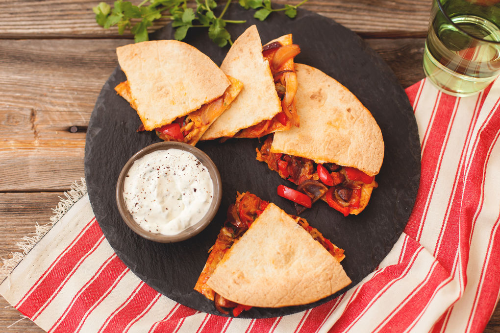 Mexikanische Chorizo- Quesadillas mit Koriander-Dip
