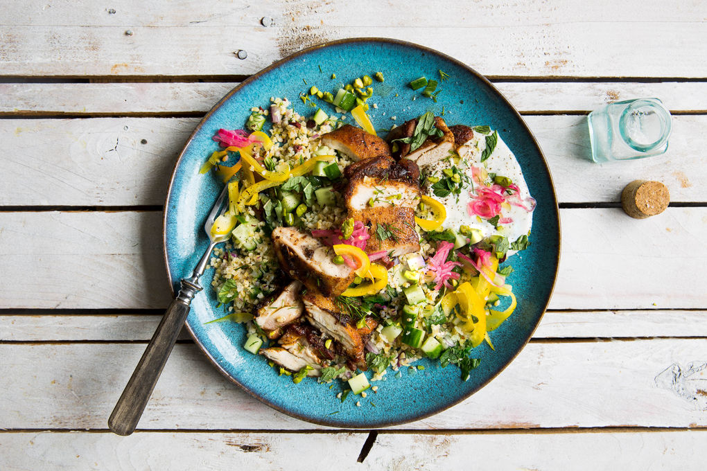 Schnelles Schawarma-Hähnchen an Bulgursalat mit Pistazien und Dip