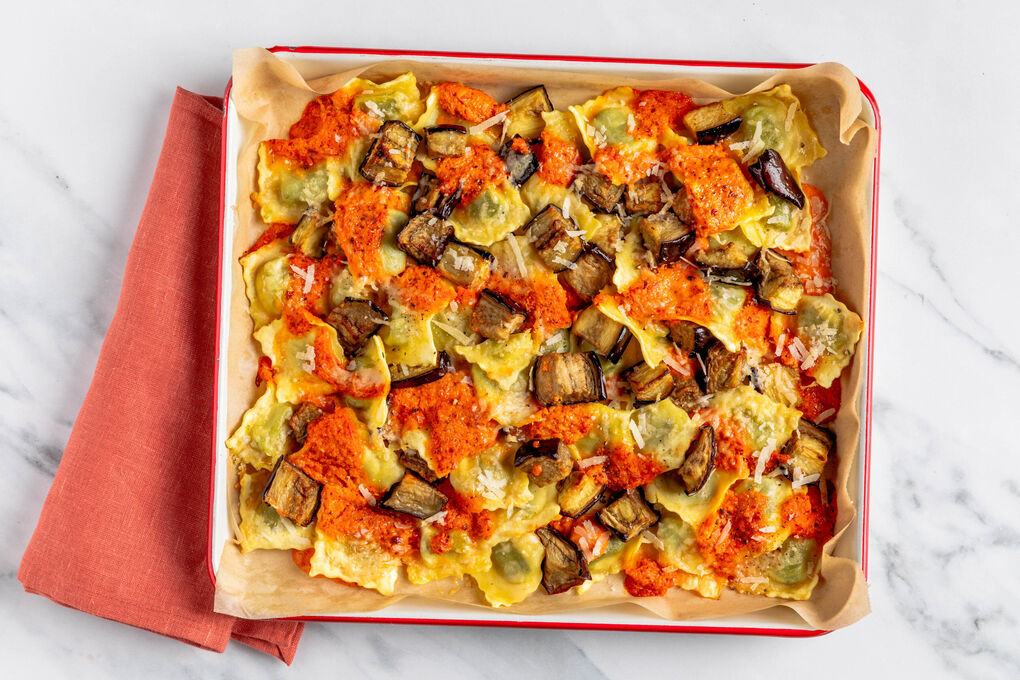 Gratinierte Tortelli mit Ofen-Aubergine dazu rauchige Paprika-Mandel-Sauce