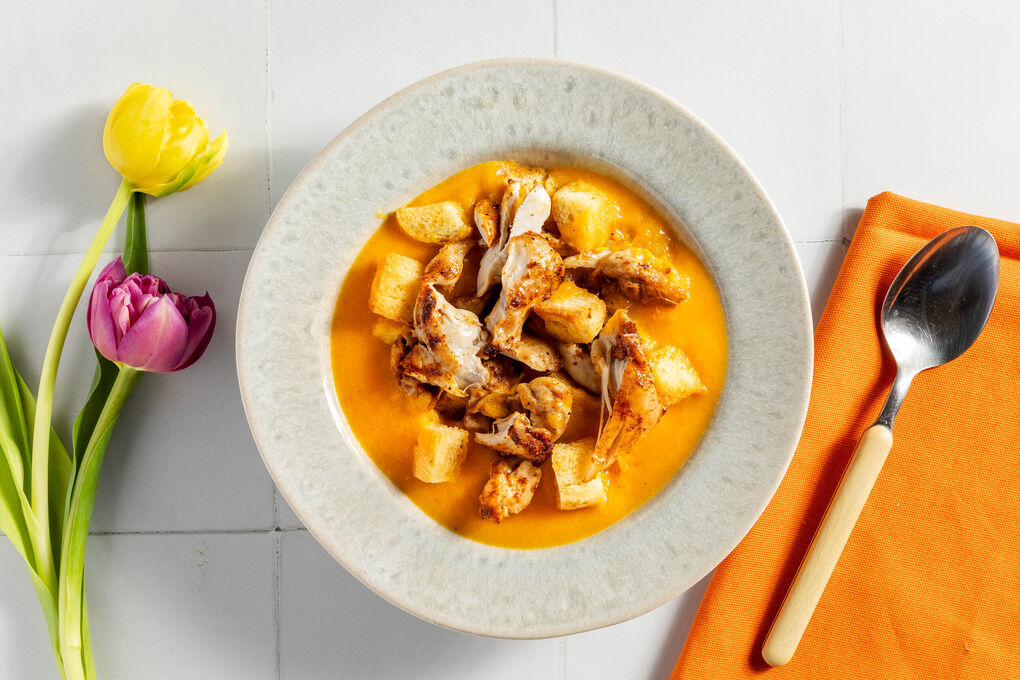Paprikasuppe mit gebackenem Huhn und rustikalen Croûtons