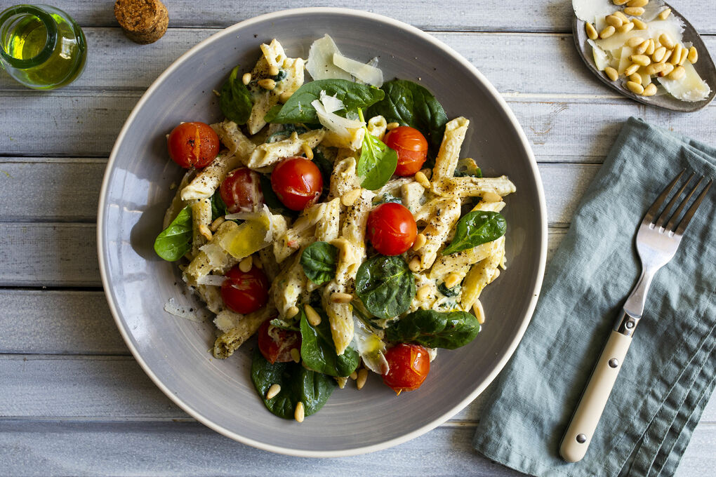Getrüffelte Linsenpasta an Ricotta mit Spinat, Tomaten und Pinienkernen