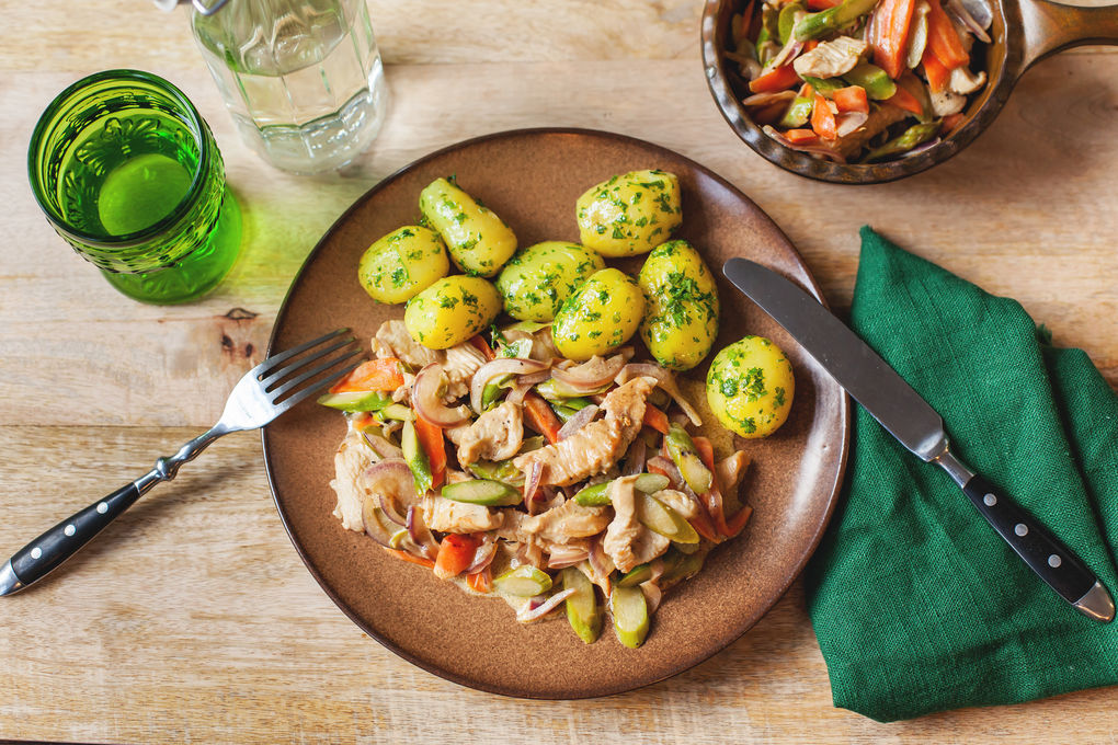 Puten-Geschnetzeltes mit Möhren, Spargel und Kerbelkartoffeln