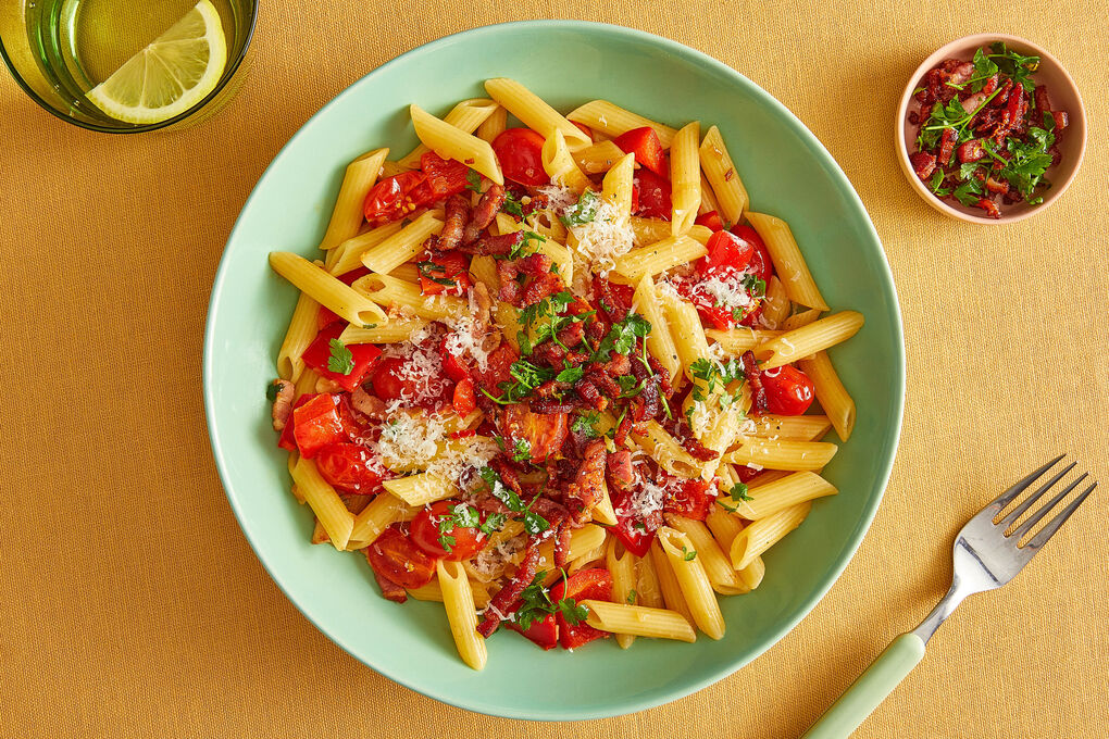 Pasta mit Speck-Käse-Topping und pikanter Paprika-Tomaten-Sauce