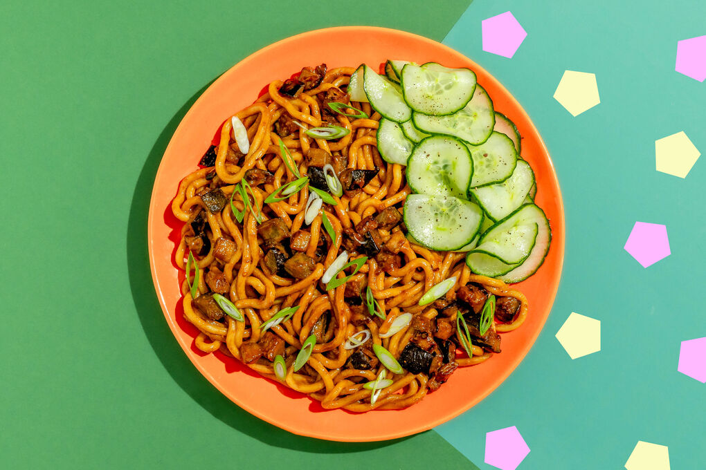 Frische Udon-Nudeln in Erdnusssauce mit Auberginen und Gurkensalat