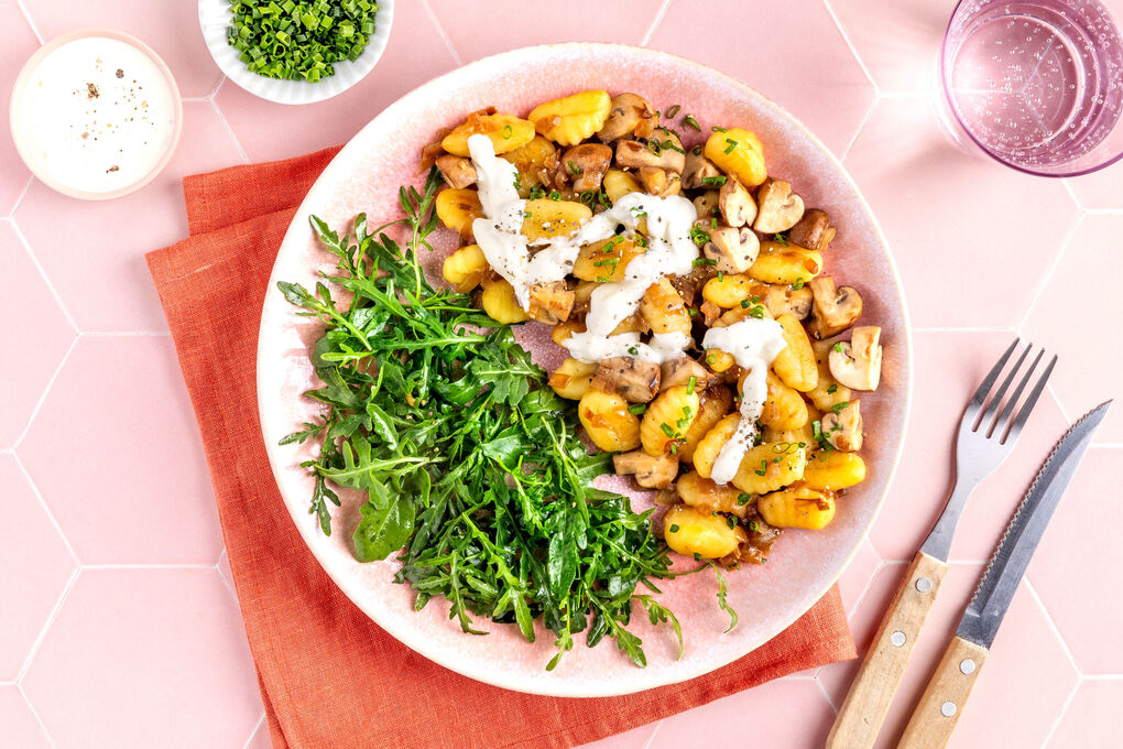Schnelle Gnocchi-Champignon-Pfanne serviert mit Limetten-Creme und Rucolasalat