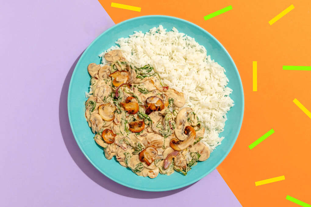 Champignon-Stroganoff mit Spinat auf duftendem Basmatireis