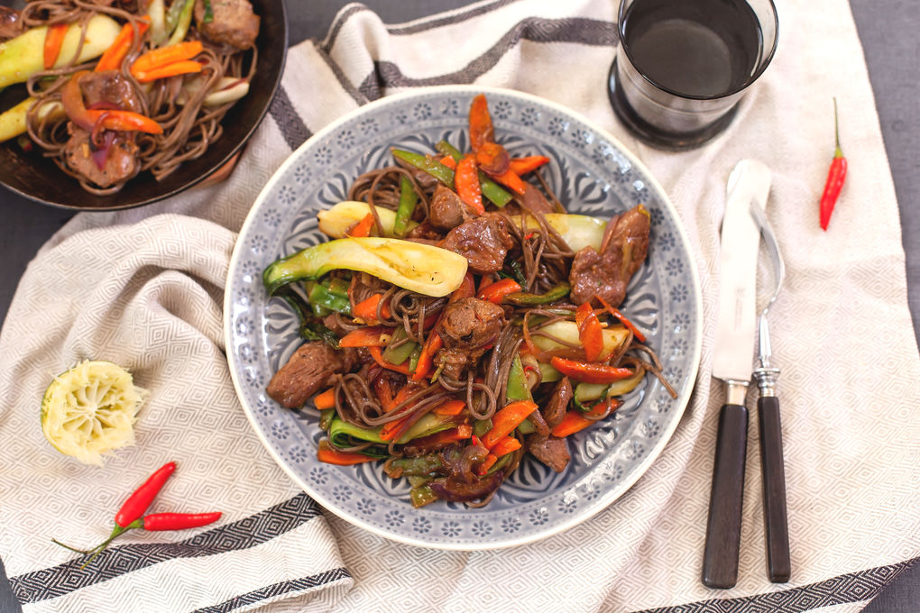 Chili Beef Stir-Fry mit Gemüse und Sobanudeln