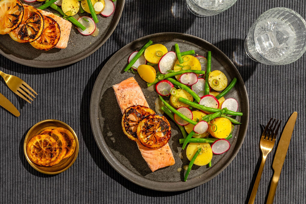 Gebratenes Lachsfilet mit Zitrone an buntem Kartoffel-Bohnen-Salat