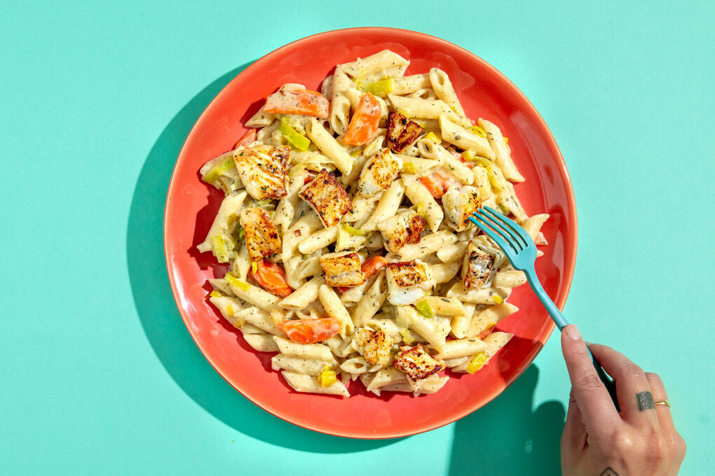 Cremige Pasta mit mariniertem Alaska-Seelachs mit Karotten, Lauch und frischer Zitrone