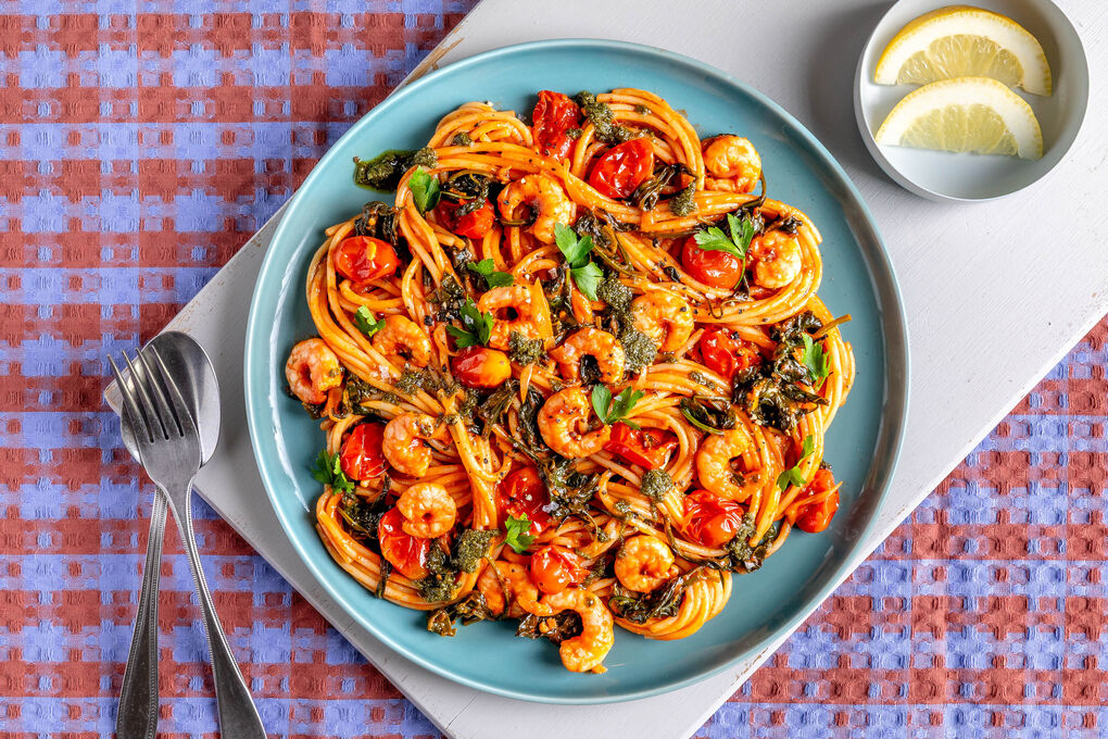 Mediterrane Garnelenpasta mit Spinat, Kirschtomaten und Basilikumcreme