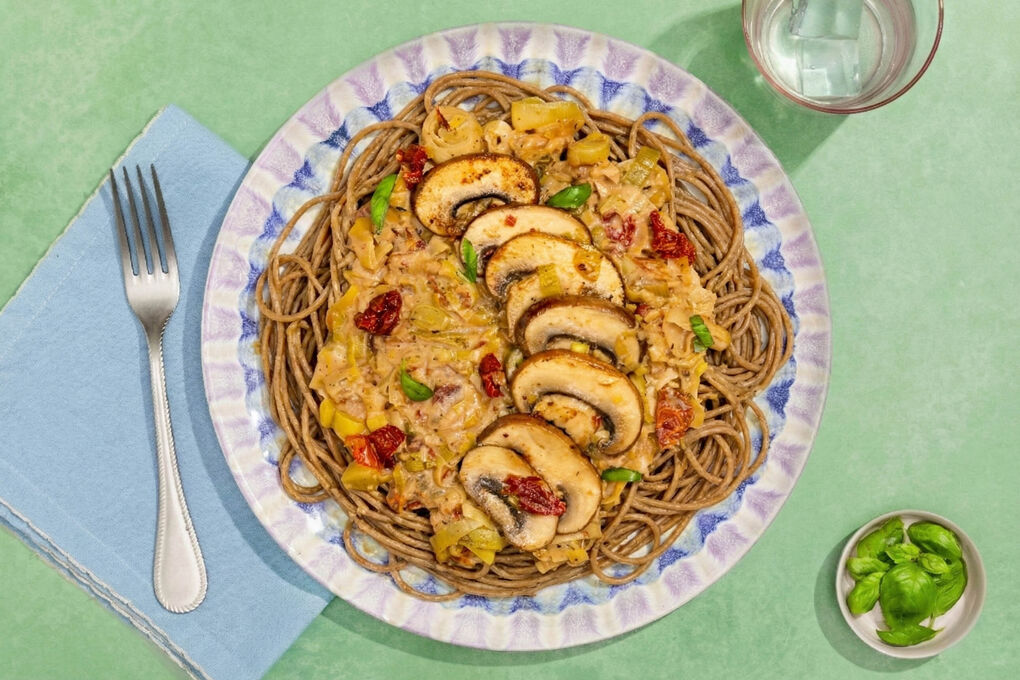 Vegane „Marry me“-Pilzsauce mit Vollkornpasta mit getrockneten Tomaten und Basilikum