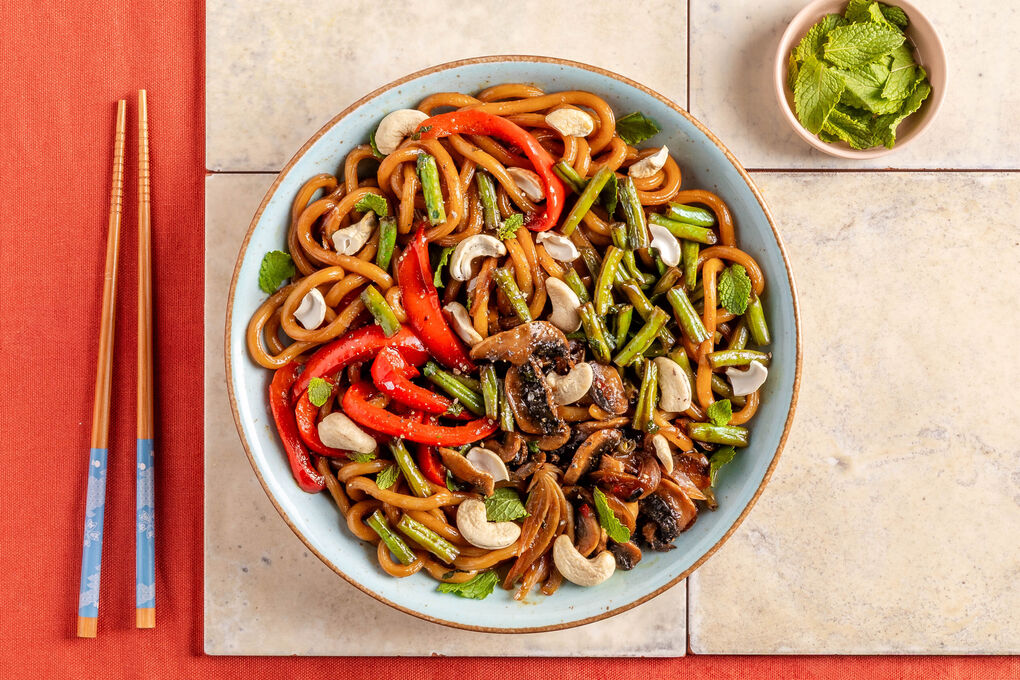 Vegane Bratnudeln mit Cashews und knackigem Paprika-Bohnen-Gemüse