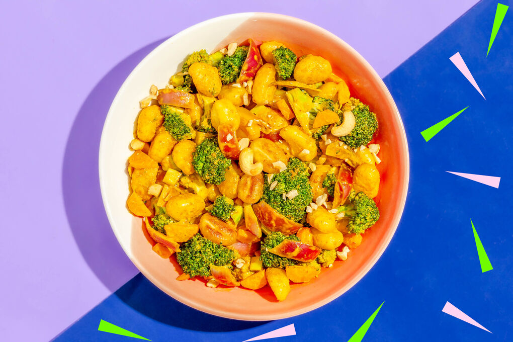 Gnocchi in Kokos-Korma-Sauce mit buntem Gemüse und Cashews