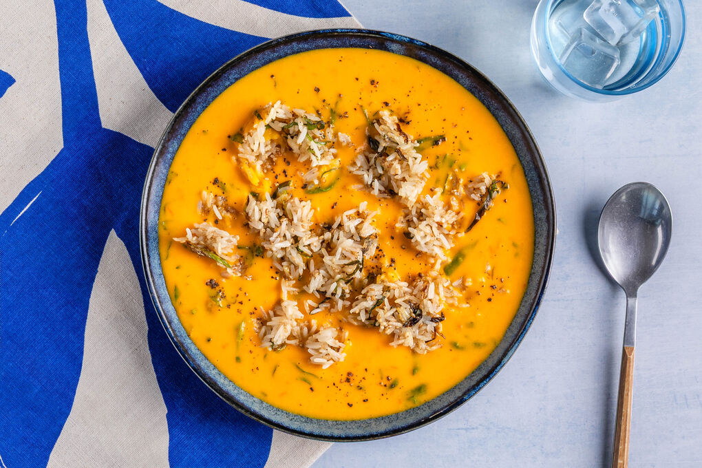 Aromatische Thai-Kürbissuppe mit knusprigem Sesam-Reis-Topping