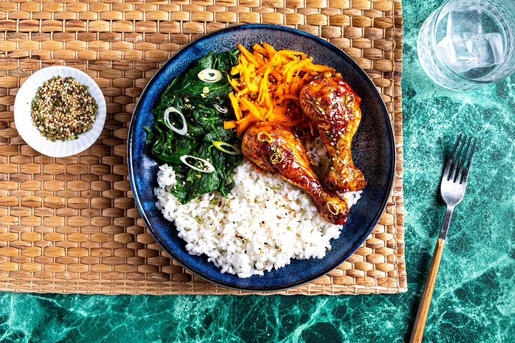 Hähnchendrumsticks koreanische Art mit Sesam-Spinat und Sushireis