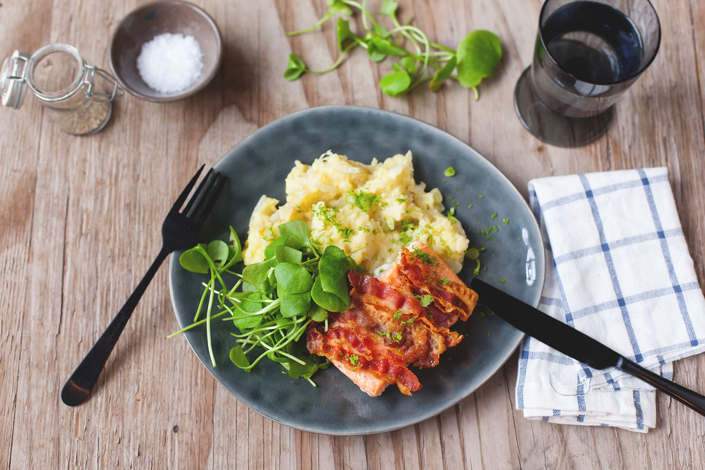 Bacon-Lachs mit Fenchel- Kartoffel-Stampf und Baby-Mangold-Sal