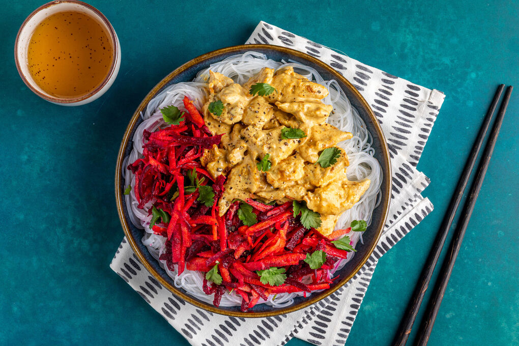 Veganes „Hähnchen“-Erdnuss-Curry auf Glasnudeln mit Karotten-Bete-Salat
