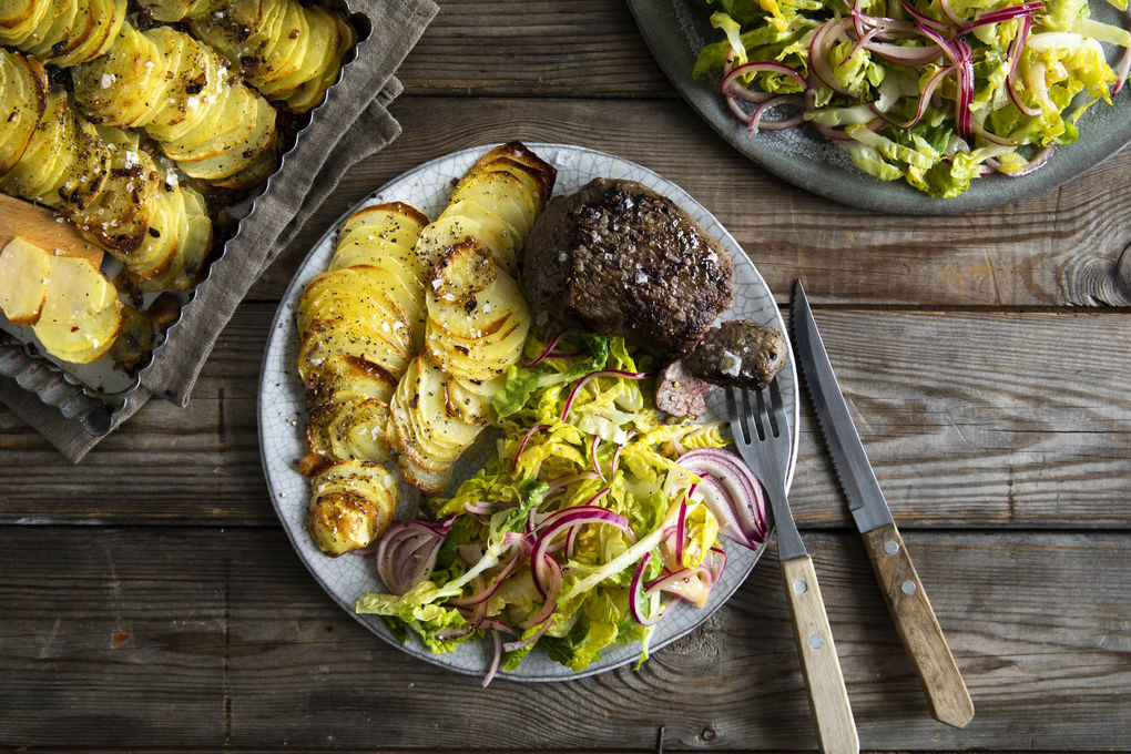 Bio-Rindersteak mit Anna-Kartoffeln dazu Salat mit Zwiebel-Senf-Dressing
