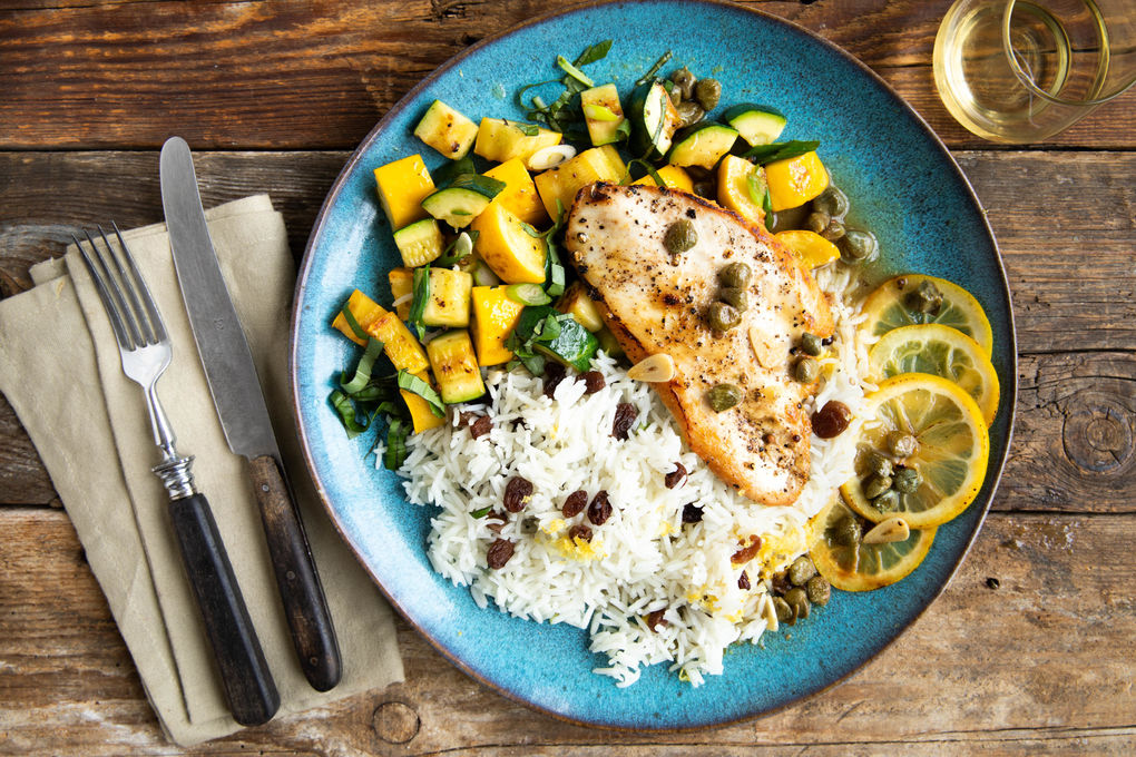 Hähnchen-Piccata auf Basmatireis mit Zucchini, Kapern und Zitrone