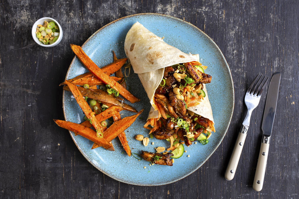Wraps mit Teriyaki-Hähnchen & Gemüse dazu Süßkartoffelpommes