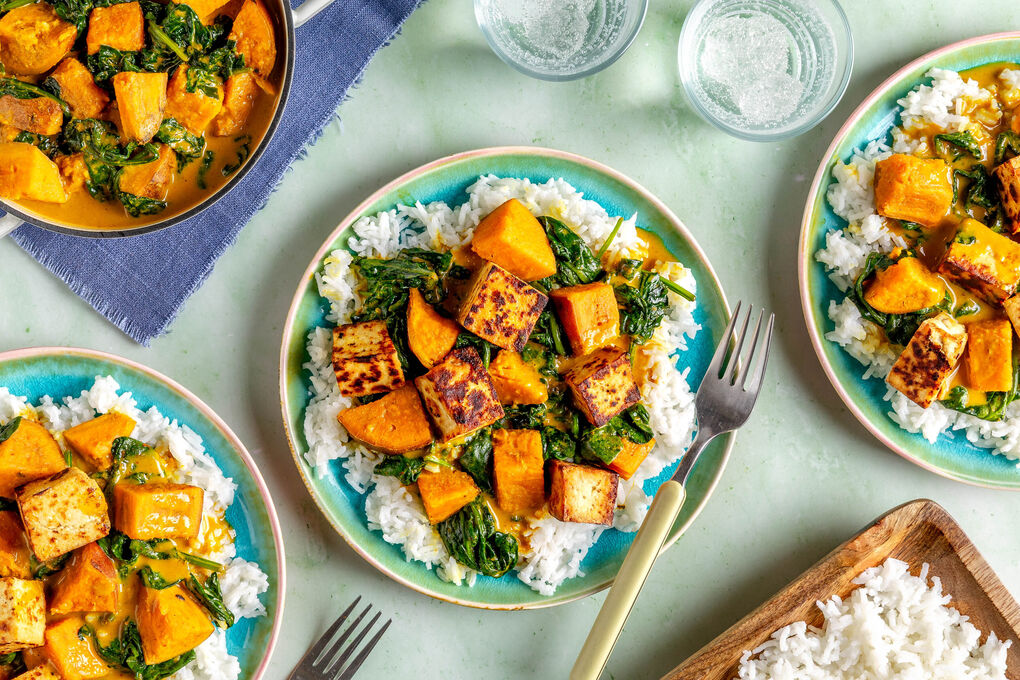 Kokos-Tofu-Curry mit Süßkartoffeln mit lockerem Reis und Spinat