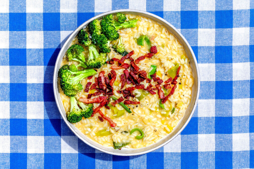 Bacon-Risotto mit Cheddar und Lauch dazu gerösteter Brokkoli